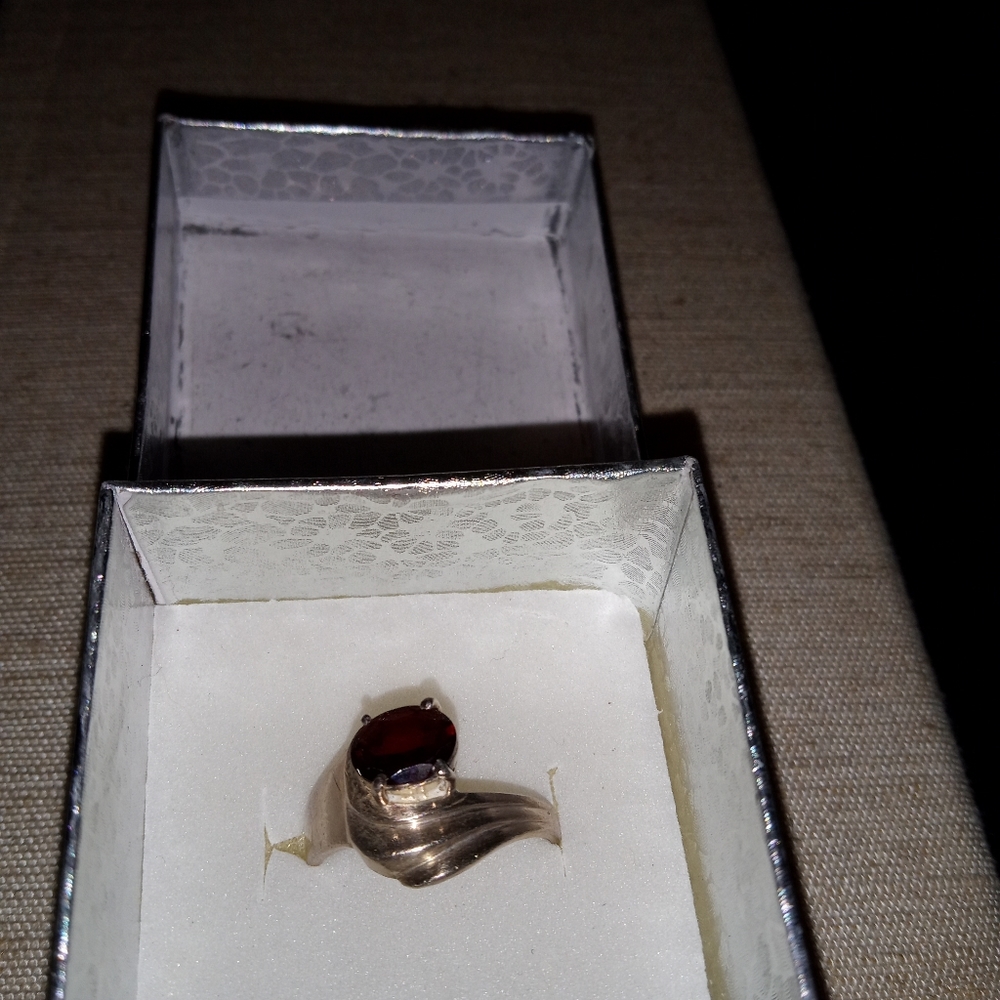 Woman's Size 7 .925 Silver Garnet Solitaire Ring
